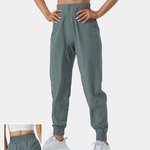 Halara High Rise Joggers. Size M. NEVER WORN!